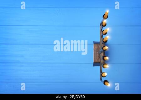 Menorah con candele per Hanukkah su tavola di legno Foto Stock