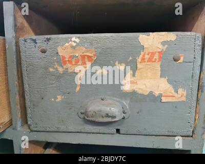 la vecchia scatola di legno che ha danni di vernice sta restaurando Foto Stock