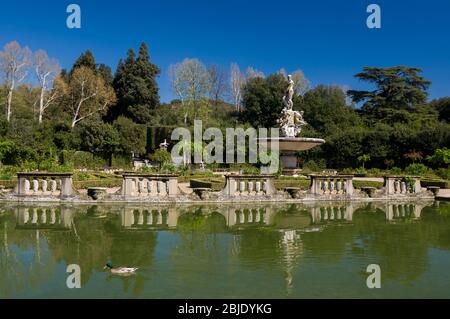 Fontana dell'Oceano nell'Isola Fontana (vasca dell'`Isola), Giardini di Boboli, Firenze, Toscana, Italia. Patrimonio dell'umanità dell'UNESCO. Foto Stock