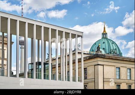 Berlino, Germania - 26 aprile 2020: La moderna area d'ingresso del Museum Island Visitor Center sulla sinistra e il Museo Vecchio con il suo tetto a cupola sulla t. Foto Stock