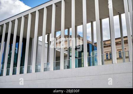 Berlino, Germania - 26 aprile 2020: La moderna area d'ingresso del Museum Island Visitor Center con il nuovo Museo sullo sfondo. Foto Stock