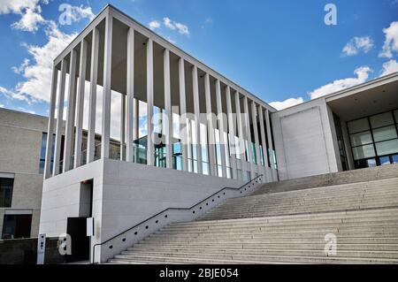Berlino, Germania - 26 aprile 2020: La moderna area d'ingresso del Berlin Museum Island Visitor Centre. Foto Stock