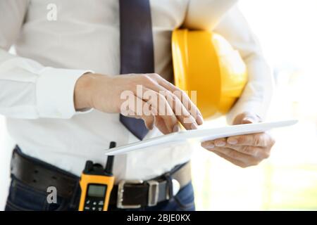 Ingegnere con un tablet in ufficio, primo piano Foto Stock