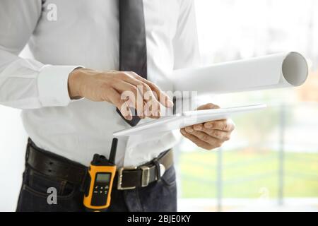 Ingegnere con un tablet in ufficio, primo piano Foto Stock