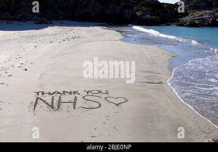 Grazie al NHS, nella sabbia, al personale del Servizio sanitario Nazionale durante la pandemia di Coronavirus da parte di persone che vivono sulle isole scozzesi Foto Stock