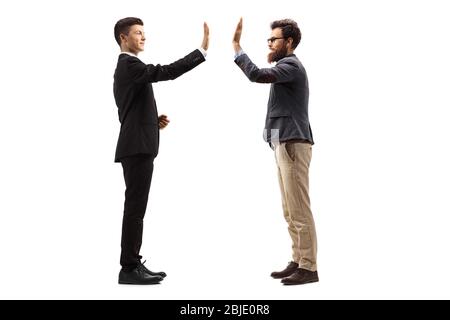 Scatto a tutta lunghezza di un giovane in un vestito che gesturava i cinque alti con un uomo barbuto isolato su sfondo bianco Foto Stock