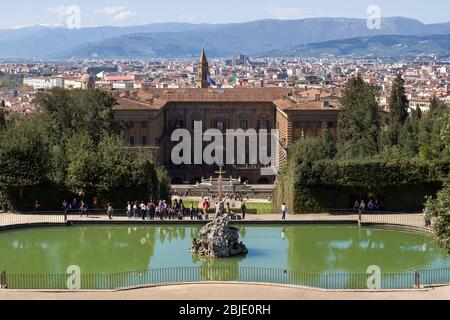 FIRENZE, ITALIA - 14 APRILE 2013: Palazzo Pitti e Fontana Nettuno (vasca del Nettuno) in giornata di sole. Giardini di Boboli - famoso parco in stile classico. Foto Stock