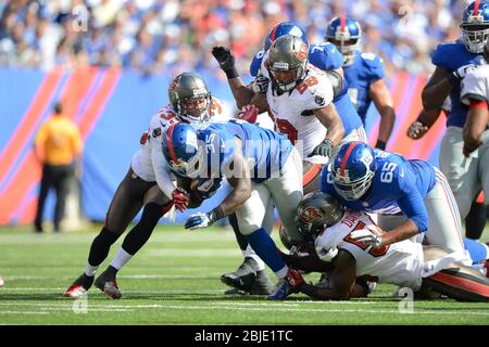 16 settembre 2012: New York Giants Running back Andre Brown (35) è fermato da Tampa Bay Buccaneers linebacker Lavonte David (54) e Tampa Bay Buccan Foto Stock