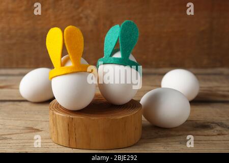 Uova di Pasqua con un arredamento divertente su tavolo di legno Foto Stock