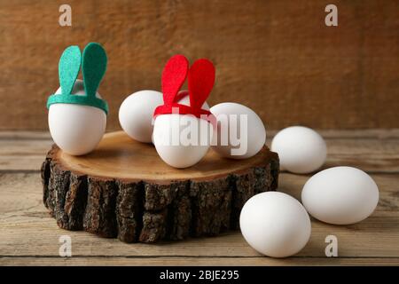 Uova di Pasqua con un arredamento divertente su tavolo di legno Foto Stock