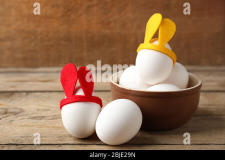 Uova di Pasqua con un arredamento divertente su tavolo di legno Foto Stock