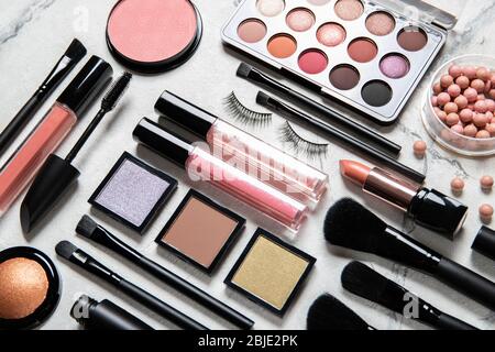 Professional pennelli per il trucco e gli strumenti per il make-up prodotti impostato Foto Stock