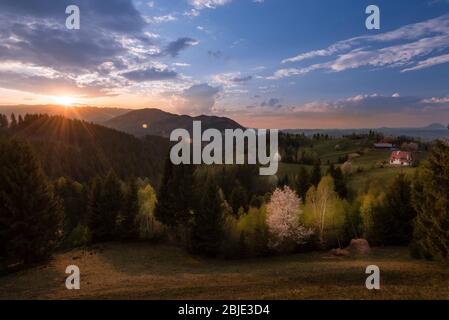 Paesaggio primaverile tramonto a Bran, Brasov, Transilvania, Romania vista naturale Springtime sul massiccio dei monti Piatra Craiului Foto Stock