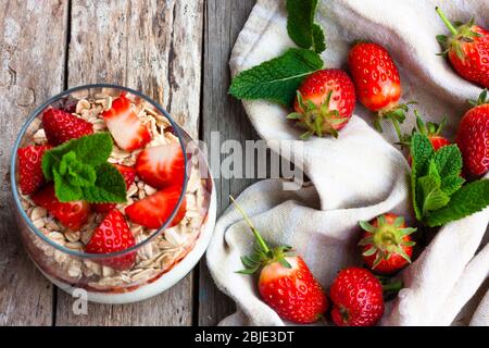 Croccante di granola, yogurt e fragole