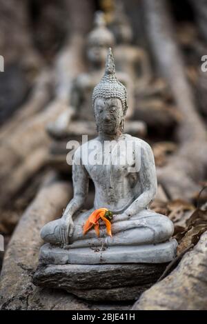 Figura di Buddha in miniatura scolpita in pietra al tempio di Wat si Sawai, Sukhothai Historical Site, Sukhothai, Thailandia. Foto Stock