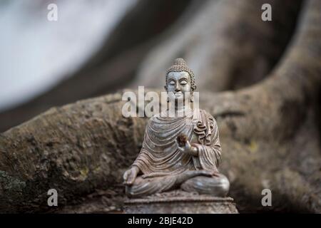 Figura di Buddha in miniatura scolpita in pietra al tempio di Wat si Sawai, Sukhothai Historical Site, Sukhothai, Thailandia. Foto Stock