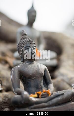 Figura di Buddha in miniatura scolpita in pietra al tempio di Wat si Sawai, Sukhothai Historical Site, Sukhothai, Thailandia. Foto Stock