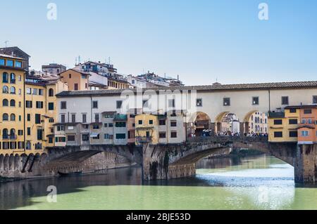 FIRENZE, ITALIA - 14 APRILE 2013: Il Ponte Vecchio è un ponte medievale a spicca in pietra e spandrel, che sovrasta il fiume Arno. Floren Foto Stock