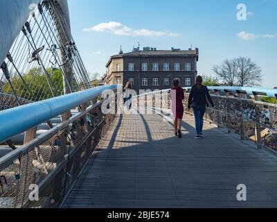 Cracovia/Polonia - 27/04/2020. Persone che camminano sul ponte del Bernatek sul fiume Vistola. Foto Stock