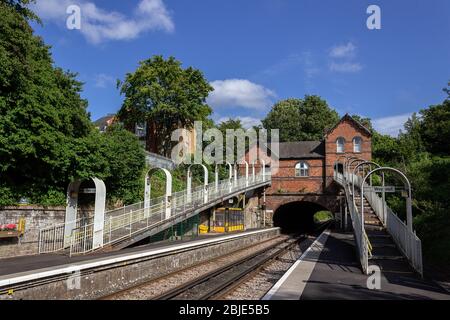 Stazione ferroviaria di St Michael, piattaforma e biglietteria sul ponte sulla ferrovia, Aigburth, Liverpool. Foto Stock