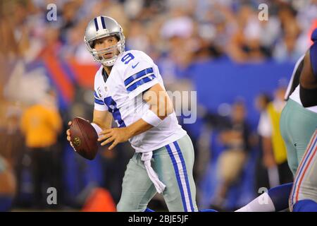 05 settembre 2012: Dallas Cowboys quarterback Tony Romo (9) rotola fuori dalla tasca durante una settimana 1 NFL di incontri tra i Dallas Cowboys e New Yor Foto Stock