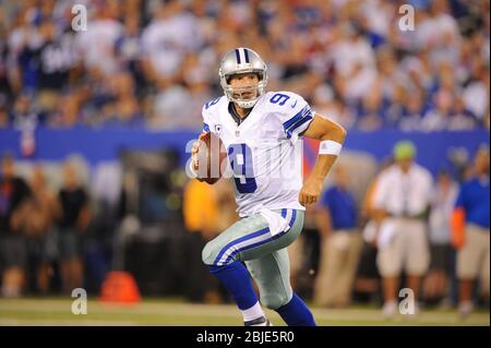 05 settembre 2012: Dallas Cowboys quarterback Tony Romo (9) rotola fuori dalla tasca durante una settimana 1 NFL di incontri tra i Dallas Cowboys e New Yor Foto Stock