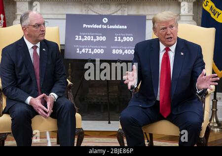 Washington, Stati Uniti. 29 aprile 2020. Il Presidente Donald Trump e il Governatore della Louisiana John Bel Edwards si incontrano presso l'Ufficio ovale della Casa Bianca di Washington, DC, mercoledì 29 aprile 2020. Foto piscina di Doug Mills/UPI Credit: UPI/Alamy Live News Foto Stock