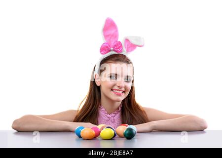 Bella ragazza con orecchie di coniglio e uova di Pasqua su sfondo bianco Foto Stock