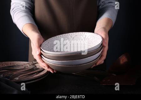 Mani femminili piatti di contenimento, primo piano Foto Stock