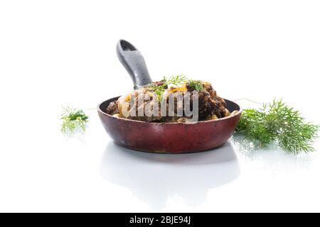 Fegato di manzo fritto con cipolle ed erbe Foto Stock