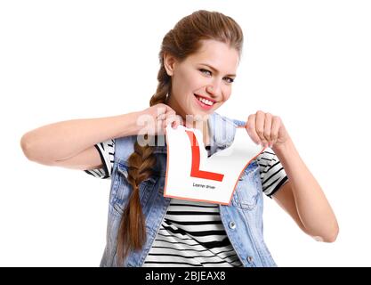 Giovane donna strappo allievo conducente segno su sfondo bianco Foto Stock