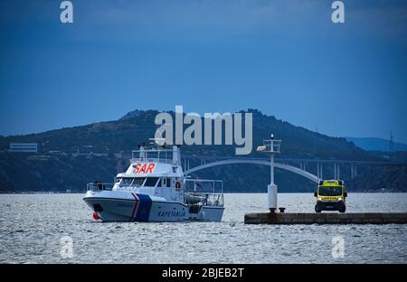 Van di emergenza in attesa di barca SAR Šibenik in Croazia Foto Stock