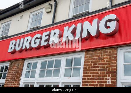 Egham, Surrey, Regno Unito. 29 aprile 2020. Burger King sta riaprendo altri otto dei loro ristoranti britannici oggi compreso un Drive Thru. Ciò rientra in un programma di riapertura graduale. Il ristorante Burger King Drive Thru a Egham, Surrey, rimane temporaneamente chiuso durante il blocco Pandemico di Coronavirus. Credito: Maureen McLean/Alamy Foto Stock