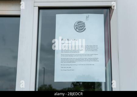 Egham, Surrey, Regno Unito. 29 aprile 2020. Burger King sta riaprendo altri otto dei loro ristoranti britannici oggi compreso un Drive Thru. Ciò rientra in un programma di riapertura graduale. Il ristorante Burger King Drive Thru a Egham, Surrey, rimane temporaneamente chiuso durante il blocco Pandemico di Coronavirus. Credito: Maureen McLean/Alamy Foto Stock