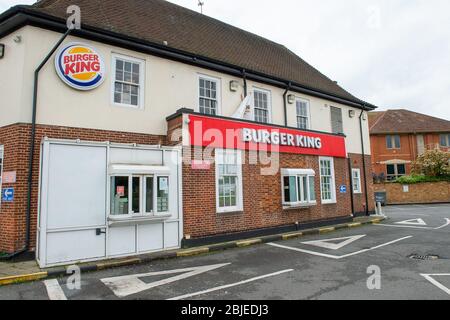 Egham, Surrey, Regno Unito. 29 aprile 2020. Burger King sta riaprendo altri otto dei loro ristoranti britannici oggi compreso un Drive Thru. Ciò rientra in un programma di riapertura graduale. Il ristorante Burger King Drive Thru a Egham, Surrey, rimane temporaneamente chiuso durante il blocco Pandemico di Coronavirus. Credito: Maureen McLean/Alamy Foto Stock