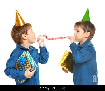 Carino compleanno ragazzi con fischi e regali di festa su sfondo bianco Foto Stock