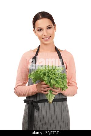 Giovane donna in grembiule tenendo mazzo di lattuga fresca su sfondo bianco Foto Stock