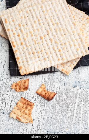 Il mattzo focaccia per le feste ebraiche di alto livello sul tavolo Foto Stock