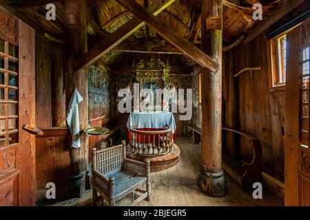 Interno della Chiesa di Stave Urnes a Lustre, Norvegia Foto Stock