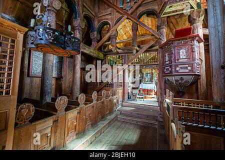 Interno della Chiesa di Stave Urnes a Lustre, Norvegia Foto Stock