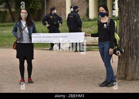 Centinaia di persone si sono incontrate oggi a Praga-Letna, mercoledì 29 aprile 2020, per protestare contro i passi e le modalità di comunicazione del gabinetto in occasione dell'epidemia di coronavirus, un evento che milioni di momenti per il capo del gruppo democratico Mikulas Minar hanno fatto un "cammino", Poiché andare per una passeggiata non è vietato sopra il virus e la gente deve prendere una foto con le domande e pubblicarla in linea con l'hashtag PtameSeVlady (WeAskTheGovernment). Diverse decine di persone si sono anche radunate in una protesta anti-governativa nel Denis Park di Brno. (CTK Photo/Vaclav Salek) Foto Stock