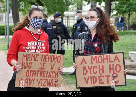 Centinaia di persone si sono incontrate oggi a Praga-Letna, mercoledì 29 aprile 2020, per protestare contro i passi e le modalità di comunicazione del gabinetto in occasione dell'epidemia di coronavirus, un evento che milioni di momenti per il capo del gruppo democratico Mikulas Minar hanno fatto un "cammino", Poiché andare per una passeggiata non è vietato sopra il virus e la gente deve prendere una foto con le domande e pubblicarla in linea con l'hashtag PtameSeVlady (WeAskTheGovernment). Diverse decine di persone si sono anche radunate in una protesta anti-governativa nel Denis Park di Brno. (CTK Photo/Vaclav Salek) Foto Stock