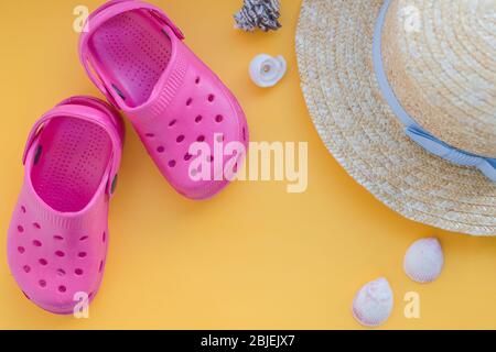 San Diego, USA, 20 maggio 2019. abiti da viaggio estivi donne di moda e collage accessori sfondo. Cappello di paglia, scarpe, occhiali da sole, conchiglie Foto Stock