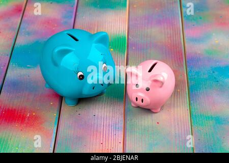 Piggy banca su tavolo di legno. Primo piano. Foto Stock