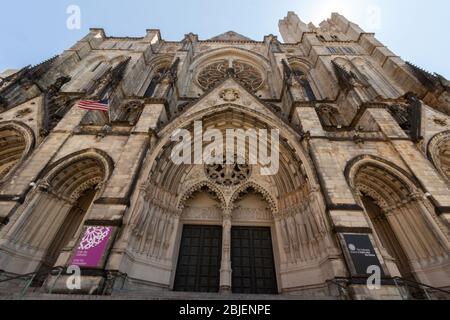 Ampia vista angolare della facciata anteriore della Cattedrale di San Giovanni il Divino, un punto di riferimento di New York City e la sesta chiesa più grande in tutto il mondo Foto Stock