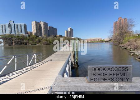 Un cartello è riportato all'ingresso del molo per kayak e canoe al Muscota Marsh in Inwood, in cui si dichiara che l'accesso al molo è riservato ai titolari di permessi Foto Stock