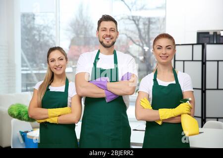 Personale addetto al servizio di pulizia al lavoro in ufficio Foto Stock