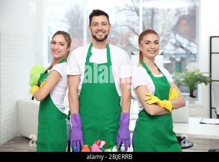 Personale addetto al servizio di pulizia al lavoro in ufficio Foto Stock