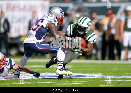 20 ottobre 2013: Il ricevitore largo dei jet di New York Jeremy Kerley (11) si tuffa per il yardage supplementare come i Patricorner del New England indietro Kyle Arrington (25) l'affronto Foto Stock