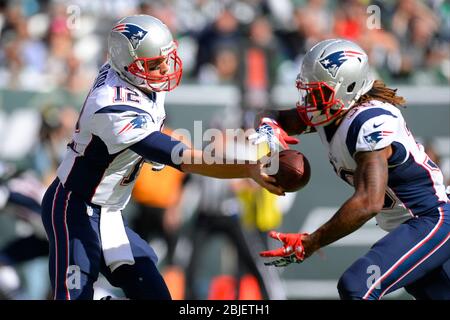 20 ottobre 2013: Il quarterback dei New England Patriots Tom Brady (12) passa ai New England Patriots che corrono Brandon Bolden (38) durante il primo Foto Stock